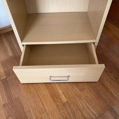 引き出し付き収納棚の画像