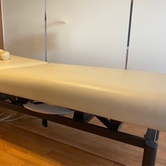 電動昇降機　施術ベットの画像