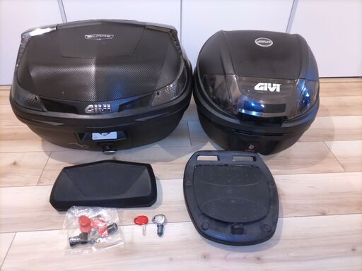 GIVI (ジビ) バイク用 リアボックス 47L 未塗装ブラック スモークレンズ モノロックケース BLADE B47NTML 　バックレスト付き。+30L スモークレンズ＋ベース*2 替えシリンダー+予備鍵付き