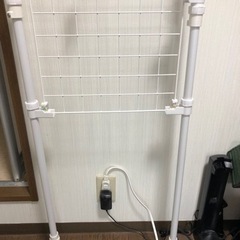 壁収納　突っ張り棒（フック、メッシュパネル付）の画像