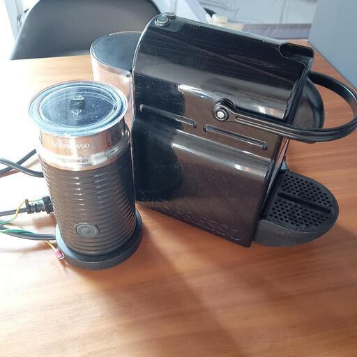 ネスプレッソのコーヒーメーカーとミルクフォーマー
