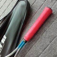 軟式・硬式テニスラケット・カバー付きの画像