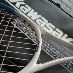 軟式・硬式テニスラケット・カバー付きの画像