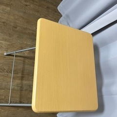 折りたたみテーブルの画像