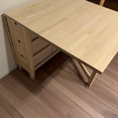 IKEA 折りたたみテーブル、イス2つの画像