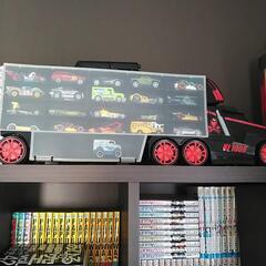 収納できるトラック　ミニカー大量の画像