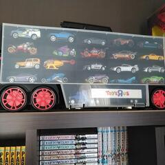 収納できるトラック　ミニカー大量の画像