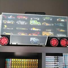収納できるトラック　ミニカー大量の画像