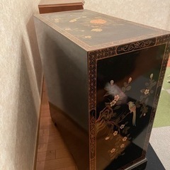 黒いシノワズリ風キャビネットの画像