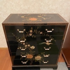 黒いシノワズリ風キャビネットの画像