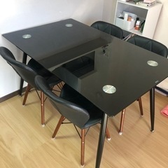 お洒落な4人掛けガラステーブル&椅子4脚セット（約半年間のみ使用）の画像