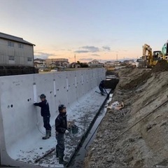 建設現場で職人の手元