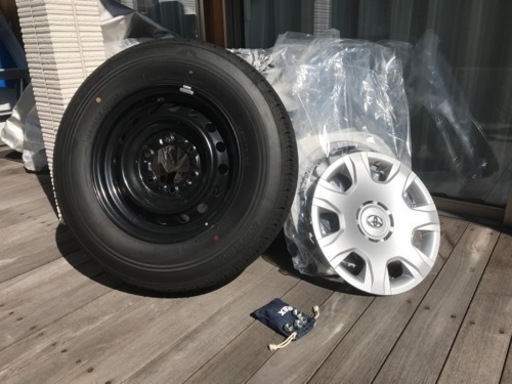 ハイエース新車外し純正タイヤホイール（夏タイヤ）4本セット195/80R/15ホイールキャップ　ナットのセットです　　ブリヂストンのエコピアです　1本づつ袋に入れタイヤカバーをかけ日に当たらないように保管していたので新品同様の状態です、