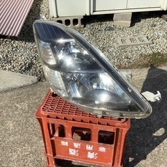 差し上げます‼️早い物勝ち！アイシス右HIDヘッドライト