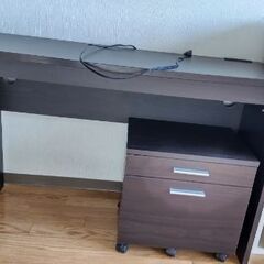 独立引き出し付き　机　差し上げますの画像