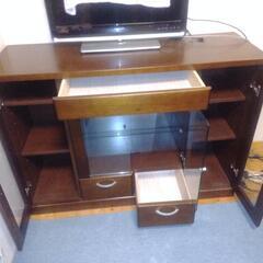 予約中。(値下げ断行。美品です!)オシャレでモダンな茶色の棚の画像