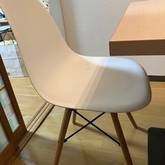 テーブルと椅子の画像