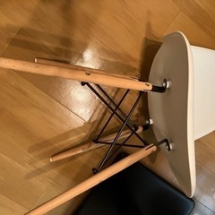 テーブルと椅子の画像