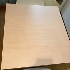 テーブルと椅子の画像