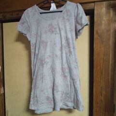 花柄グレーTシャツ