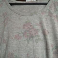花柄グレーTシャツの画像