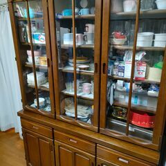 落ち着いた色合いの食器棚（3面扉）