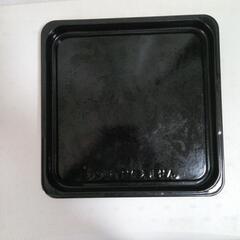 電子オーブンレンジのトレー及び焼き網。