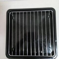 電子オーブンレンジのトレー及び焼き網。の画像