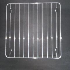 電子オーブンレンジのトレー及び焼き網。の画像