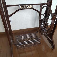 アンティークテーブル(足踏みミシンの脚)の画像