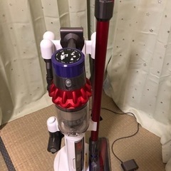 ダイソン サイクロンDyson v10 置くだけ充電できる純正スタンドとツール9点セット付き