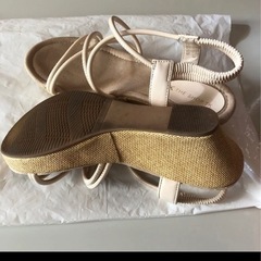 白いサンダルの画像