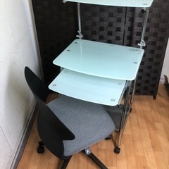パソコン用の机と椅子セットの画像