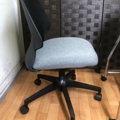 パソコン用の机と椅子セットの画像