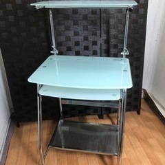 パソコン用の机と椅子セットの画像