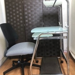 パソコン用の机と椅子セットの画像