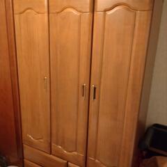 三枚扉のきれいな洋服タンスです