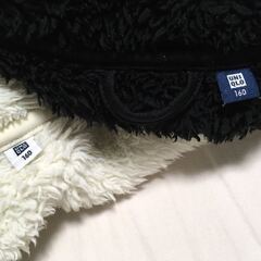 2枚 ユニクロ フリースベスト 160 白黒の画像