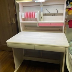 【読谷村】白を基調とした学習机