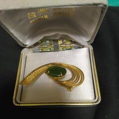 翡翠のブローチの画像