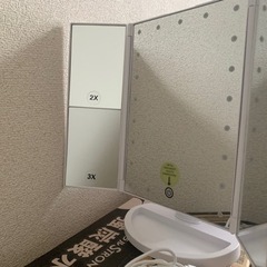 ライト付き折りたたみ三面鏡の画像