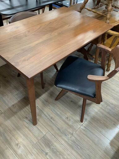 イスが回転！動作がしやすい！ダイニングテーブル3点セットが入荷しました！