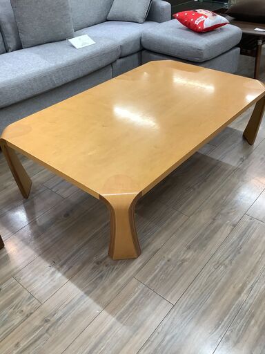 大き目のしっかりとしたテーブルが入荷しました！
