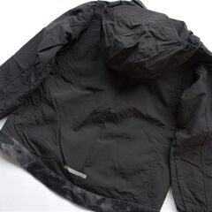 【おみせっち】adidas ジュニア ウーブンジャケット 120サイズ ブラック 黒 ◆フラップ付きポケット ◆後ろ裾リフレクター付き ◆収納式フードの画像