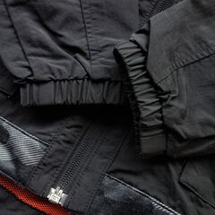 【おみせっち】adidas ジュニア ウーブンジャケット 120サイズ ブラック 黒 ◆フラップ付きポケット ◆後ろ裾リフレクター付き ◆収納式フードの画像