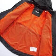 【おみせっち】adidas ジュニア ウーブンジャケット 120サイズ ブラック 黒 ◆フラップ付きポケット ◆後ろ裾リフレクター付き ◆収納式フードの画像