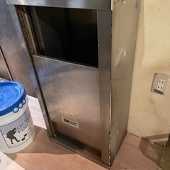 ステンレス収納棚　天吊り　飲食店舗の画像