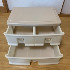 プラスチックの収納ケース