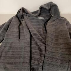 灰色パーカーと黒のパーカー手渡し