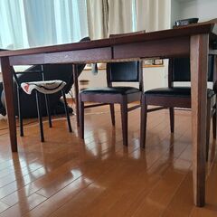 ダイニングテーブルの画像